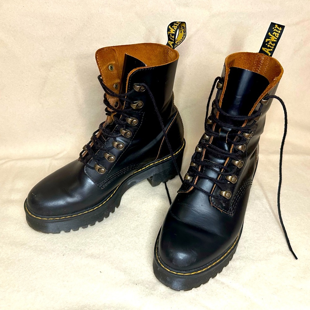 DR MARTENS Leona Black Leather Sz 41 EU